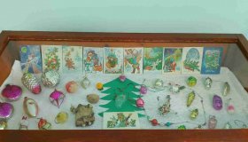 Выставка "История новогодней игрушки и открытки"